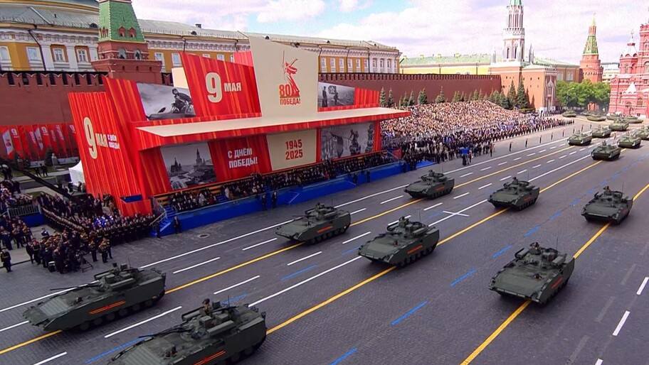 Скриншот трансляции Парада Победы 9 мая 2025