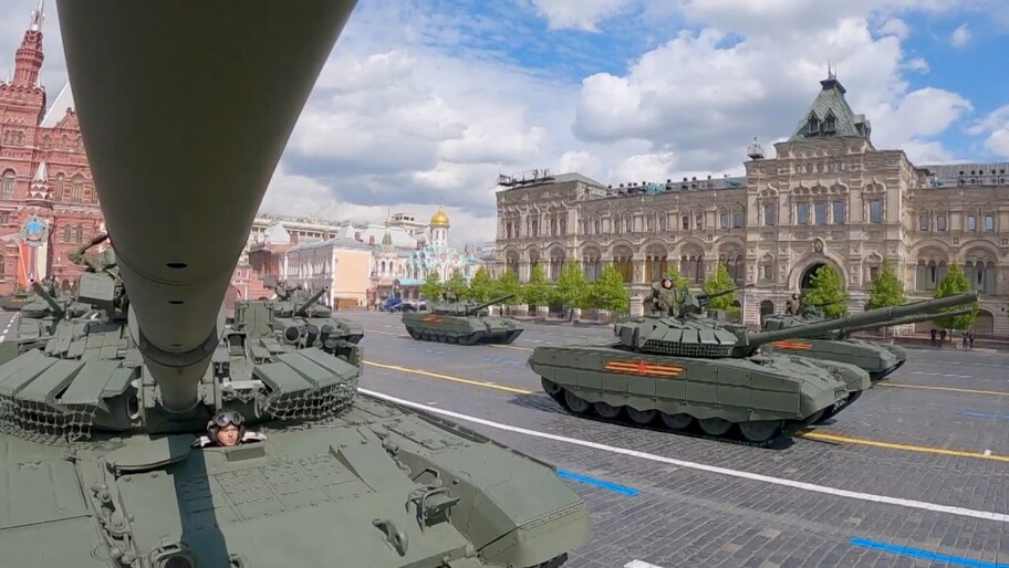 Скриншот трансляции Парада Победы 9 мая 2025