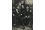 Участники объединения "Гилея". Стоит Н. Бурлюк, сидят слева направо: А. Кручёных, Д. Бурлюк, В. Маяковский, Б. Лившиц. Участники объединения "Гилея". Стоит Н. Бурлюк, сидят слева направо: А. Кручёных, Д. Бурлюк, В. Маяковский, Б. Лившиц.