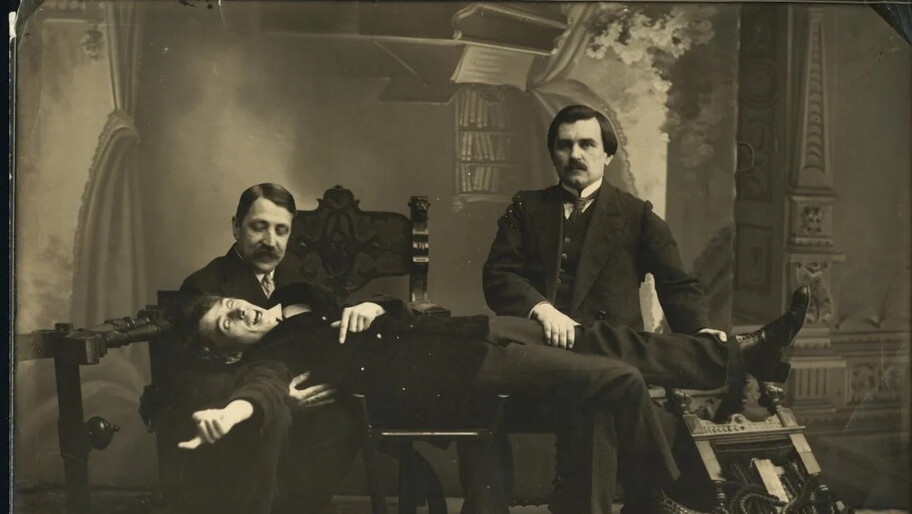 Сидят А. Матюшин и К. Малевич, лежит А. Кручёных. 1920-е годы.
